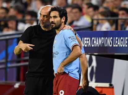 Ilkay G&uuml;ndogan (r) mit City-Trainer Pep Guardiola.