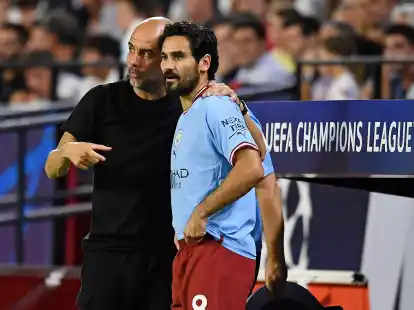 Ilkay G&uuml;ndogan (r) mit City-Trainer Pep Guardiola.