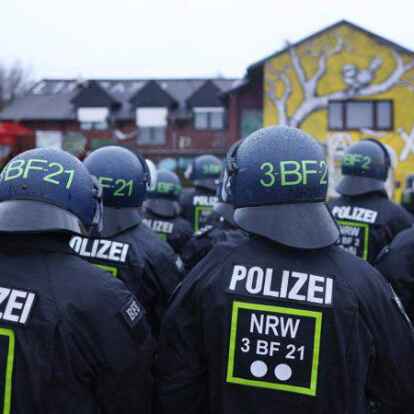 Polizisten stehen am zweiten Tag der Räumung im von Klimaaktivisten besetzten Braunkohleort Lützerath.