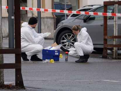Mitarbeiter der Kriminaltechnik der Polizei sichern Spuren an einem abgesperrten Tatort in Albstadt (Zollernalbkreis).