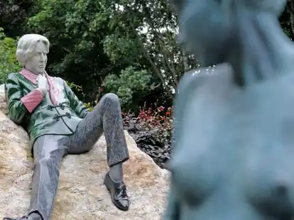 Gleich gegen&uuml;ber vom Oscar Wilde House steht, oder besser: liegt im Merrion Square Park eine Statue des ber&uuml;hmten Schriftstellers.