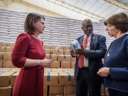 Bundesau&szlig;enministerin Annalena Baerbock und ihre franz&ouml;sische Amtskollegin Catherine Colonna (r) werden in Adama durch das Getreidelager des UN-Weltern&auml;hrungsprogramms gef&uuml;hrt.