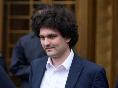 Sam Bankman-Fried, Gr&uuml;nder der insolventen Kryptob&ouml;rse FTX, verl&auml;sst das Bundesgericht in Manhattan.