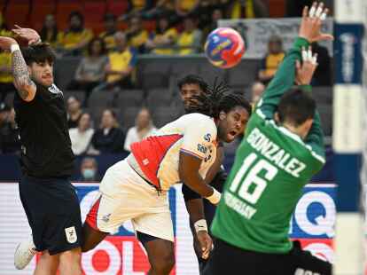 Paulo Moreno (M) von Kap Verde wirft auf das Tor.