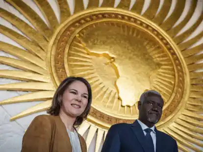 Bundesau&szlig;enministerin Annalena Baerbock steht neben Moussa Faki Mahamat, dem Vorsitzenden der Kommission der Afrikanischen Union.