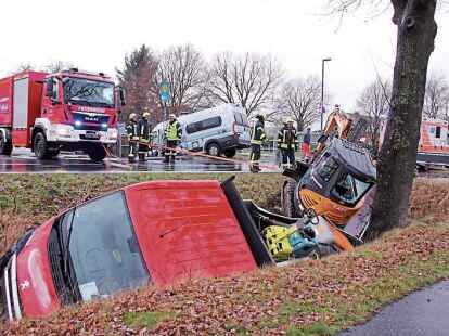 Das Wohnmobil (hinten) und der Pritschenwagen landeten in den Stra&szlig;engr&auml;ben.