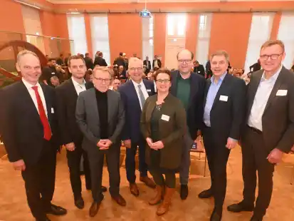 Bei Olec (v.l.): Prof. Ralph Bruder (Pr&auml;sident Universit&auml;t Oldenburg), Simon M&uuml;ller (Agora), Moderator J&uuml;rgen D&ouml;schner, Olec-Vorsitzender Roland Hentschel, Dr. Sylvia Schattauer (Fraunhofer/Wasserstoffrat), Landes-Energieminister Christian Meyer, Oldenburgs Oberb&uuml;rgermeister J&uuml;rgen Krogmann, Peter Schmidt (EWE Gasspeicher)lec Neujahrs Networking Januar 2022