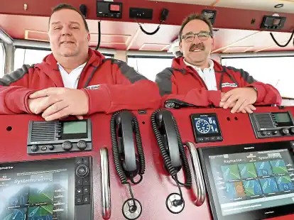 Die Trainer, Kapit&auml;n Sven Detlefsen (l.) und Maschinist Thomas Mischke hinter zwei unabh&auml;ngigen Traineekonsolen. Sie repr&auml;sentieren zwei nautischen Anlagen wie auf 10,01-m-Seenotrettungsbooten.