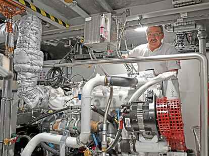 Maschinist Thomas Mischke erkl&auml;rt die Antriebstechnik.