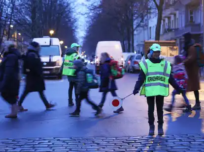 Den Schulweg sichern: Das Konzept der Sch&uuml;lerlotsen feiert seinen 70. Geburtstag.