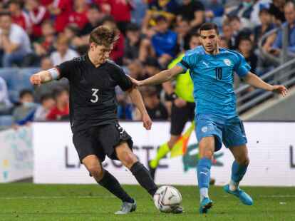 Fu&szlig;ball-Zweitligist Hamburger SV will den U21-Nationalspieler Noah Katterbach (l) ausleihen.