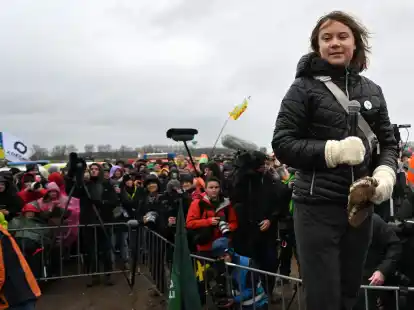 Klimaaktivistin Greta Thunberg steht auf der B&uuml;hne bei L&uuml;tzerath.