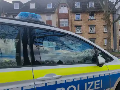 Ein Polizeiauto steht im Zuge von Ermittlungen vor einem Mehrfamilienhaus in Barsinghausen.