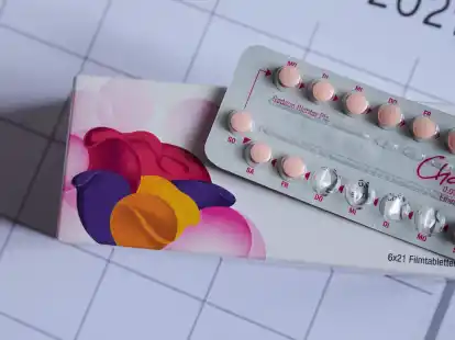 Augen auf bei der Wahl der Pille: Wer in den Wechseljahren mit dieser Methode verh&uuml;ten will, verwendet besser ein &ouml;strogenfreies Pr&auml;parat.