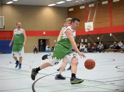 Vjatcheslav Bil (am Ball) hatte sich den Start in die R&uuml;ckrunde mit der SG etwas einfacher erhofft.