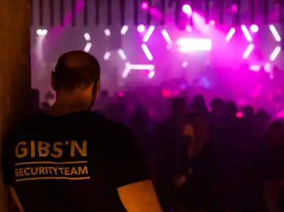 Eine Sicherheitskraft beobachtet die Tanzfl&auml;che eines Clubs in Frankfurt/Main. Mit der Frage &laquo;Ist Luisa hier?&raquo; k&ouml;nnen sich M&auml;dchen und Frauen ans Personal wenden und bekommen unmittelbar und diskret Hilfe.