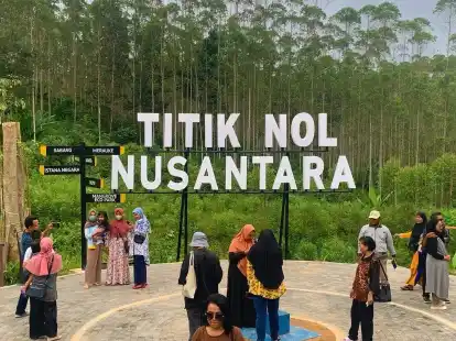 Einheimische besuchen das Gebiet, das als &laquo;Nusantara Ground Zero&raquo; bezeichnet wird. Hier entsteht gerade Nusantara, die neue Hauptstadt Indonesiens.