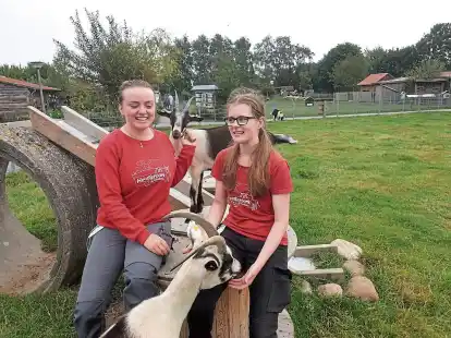 Die jetzigen F&Ouml;Jlerinnen Paula Wahl (l.) und Nina Onken mit den Pfauenziegen Ilona und Lotta.