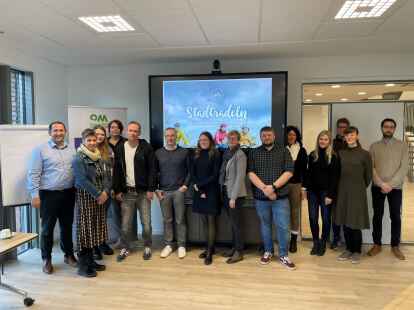 Vertreter der Kommunen besprachen Details (v.l.): Witali Bastian, Bettina Berger, Louisa Kalkhoff, Sandra Mezger, Andr&eacute; W&ouml;lk, Roman Fehler, Katharina Moormann, Marita Bohmann, Alexander Kunz, Elisabeth Schmitz, Sandra von Garrel, Lucas Bender, Juliane Gentner, Matthias Galle.