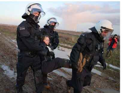 Polizisten tragen die schwedische Klimaaktivistin Greta Thunberg (M) aus einer Gruppe von Demonstranten und Aktivisten heraus.