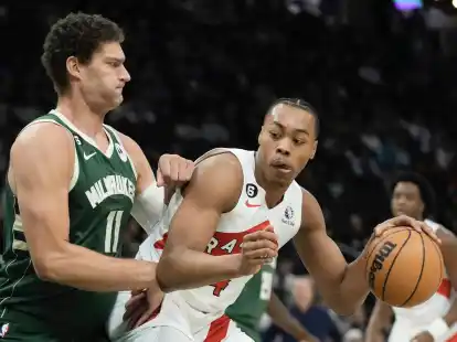 Brook Lopez (l) setzte sich mit den Milwaukee Bucks gegen Scottie Barnes und die Toronto Raptors durch.