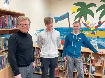 Meino Schrage, Fachdienstleiter Generationen, Sport  und Kultur bei der Stadt Wittmund (v.&thinsp;l.), Tom Nowack und Schulleiter Sebastian Schneemelcher erz&auml;hlen von den Vorteilen des Bundesfreiwilligendienstes.