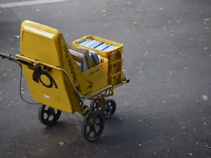 Ein Trolley eines Zustellers der Deutschen Post: Die zweite Runde der Tarifverhandlungen l&auml;uft in K&ouml;ln.