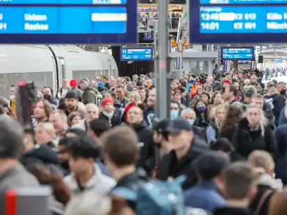 Volle Bahnsteige am Hauptbahnhof in Hamburg: Das 49-Euro-Ticket soll voraussichtlich zum 1. Mai kommen.
