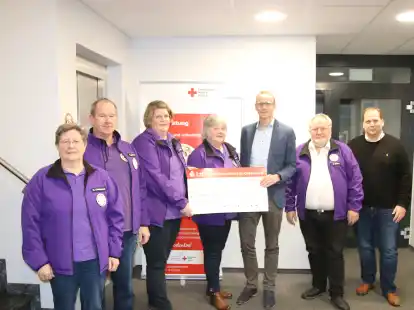 3000 Euro gibt es von der LzO und dessen Vertreter Volker Raker (Dritter von rechts) an das Team der Psychosozialen Notfallversorgung PSNV. Dar&uuml;ber freuen sich: Rita Ostermann (von links), Manfred G&ouml;vert, Katharina M&ouml;ller, Marianne Biermann, Heinz Dierker und DRK-Kreisgesch&auml;ftsf&uuml;hrer Jan Hoffmann.