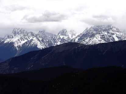 Ein Gebirgszug in Tibet &uuml;berzogen von Schnee (Symbolbild).