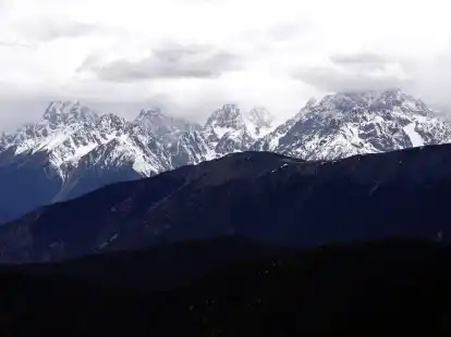 Ein Gebirgszug in Tibet &uuml;berzogen von Schnee (Symbolbild).