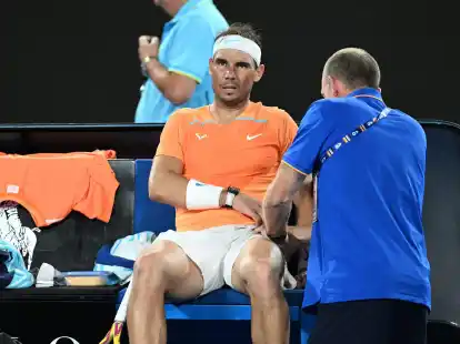 Rafael Nadal hat sich bei den Australian Open am linken H&uuml;ftbeuger verletzt.