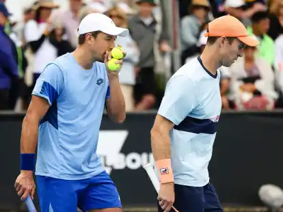 Andreas Mies (l) spielt bei den Australian Open mit John Peers zusammen.