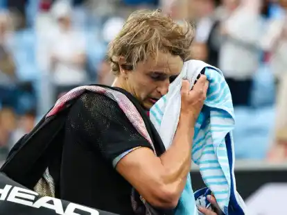 Alexander Zverev verl&auml;sst entt&auml;uscht den Tennisplatz.