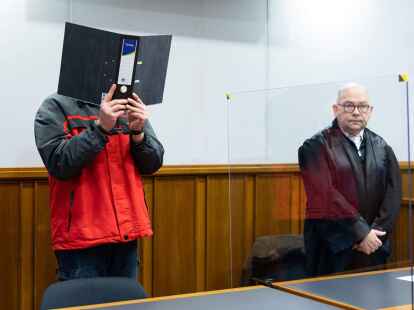 Der Angeklagte steht vor Beginn der Gerichtsverhandlung in einem Gerichtssaal im Landgericht B&uuml;ckeburg.