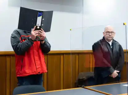 Der Angeklagte steht vor Beginn der Gerichtsverhandlung in einem Gerichtssaal im Landgericht B&uuml;ckeburg.