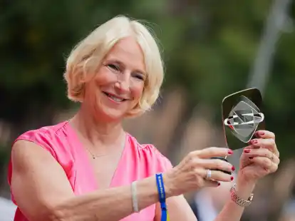 Katrin Eigendorf, Fernsehjournalistin, h&auml;lt vor der 58. Grimme-Preisverleihung die Troph&auml;e in der Hand. Der renommierte Preis k&ouml;nnte zum zweiten Mal in Folge an die ZDF-Reporterin gehen.