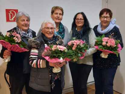 Renate Siefken (Mitte) dankte den Vorstandsmitgliedern (von links) Monika Klein-Obeth, Antje Gebauer,  Karin Strietzel-Gerdes und Barbara Entrich für ihre Unterstützung.