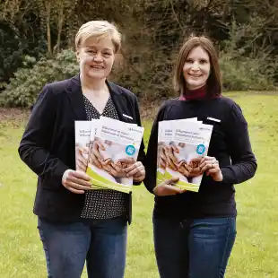 Wollen Familien unterst&uuml;tzen: Andrea Koryciak vom Jugend&auml;rztlichen Dienst sowie Dr. Christine Bolte (r.), Kinder&auml;rztin und Leiterin des Kinder- und Jugend&auml;rztlichen Dienstes.