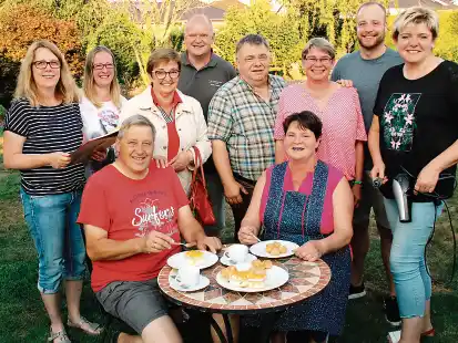 So sieht Vorfreude aus: Zehn M&auml;nner und Frauen stehen in dieser Saison f&uuml;r die Theatergruppe &bdquo;De Spaa&szlig;maker&ldquo; aus Gro&szlig;enkneten auf der B&uuml;hne.