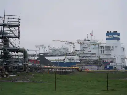 Das schwimmende LNG-Terminal &laquo;H&ouml;egh Gannet&raquo; am Anleger im Industriehafen Brunsb&uuml;ttel.
