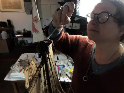 Vorsichtig werden Schmutz und Schimmel mit dem Wattest&auml;bchen entfernt.