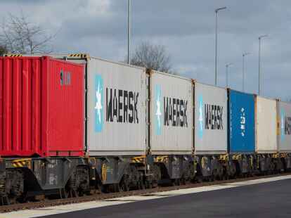 Container auf einem G&uuml;terzug: Die Deutsche Bahn ist nicht konkurrenzlos.