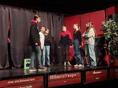 Proben f&uuml;r &bdquo;Romeo und Julia&ldquo; im Lokschuppen: (von links) Nicolas Aden, Jakob H&auml;nsel, Leonie Brudny, Tom Janssen,  Lena W&uuml;llner und Anna Gr&uuml;benau.