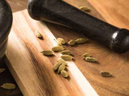 Sehen ein bisschen aus wie Pistazien: Gr&uuml;ne Kardamomkapseln werden am besten gem&ouml;rsert.