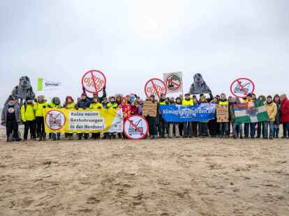 Umweltsch&uuml;tzer und Insulaner demonstrieren am Weststrand von Borkum mit Bannern und Plakaten gegen die geplante Erdgasf&ouml;rderung.