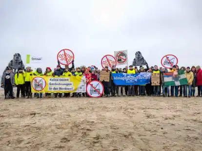 Umweltsch&uuml;tzer und Insulaner demonstrieren am Weststrand von Borkum mit Bannern und Plakaten gegen die geplante Erdgasf&ouml;rderung.