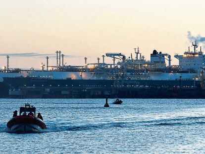 An Bord des LNG-Terminalschiffes „Höegh Esperanza“ wird Elektrochlorierung eingesetzt, um Bewuchs in den Leitungen zu verhindern. Umweltschützer sind dagegen.