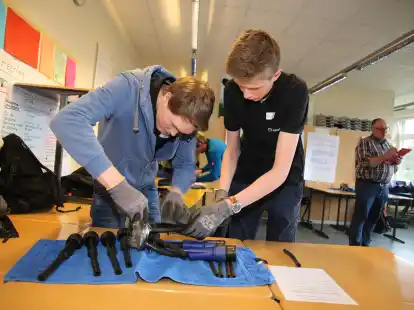 Beim Landjugend-Berufswettbewerb m&uuml;ssen Auszubildende praktische, handwerkliche Aufgaben l&ouml;sen.