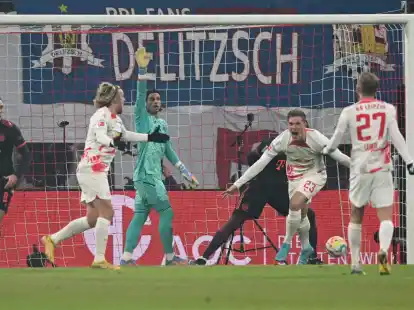 Bayern-Neuzugang Yann Sommer (hinten) konnte den Treffer von Leipzigs Marcel Halstenberg (2.v.r) nicht verhindern.